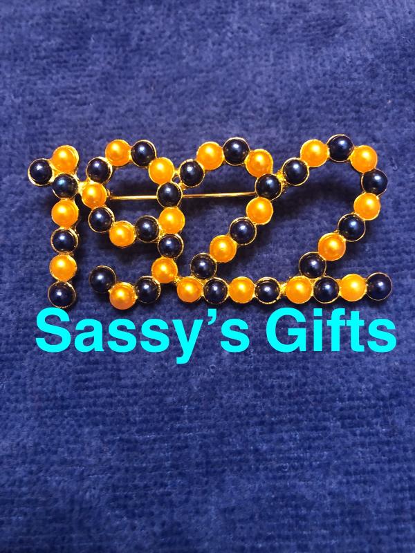 SGRho 1922 Multi-Pearl Pin